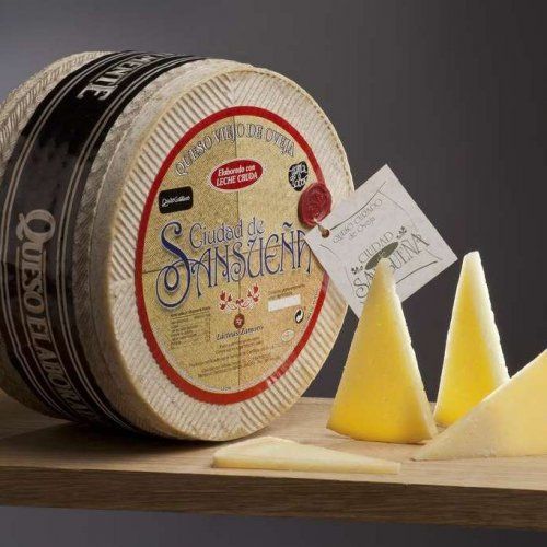 Queso artesano de oveja leche cruda, el queso de toda la vida en nuestra tierra.
Se presenta en formatos de piezas de tres kilos y de kilo aproximadamente, as&iacute; como el formato 'pata de mulo' de unos dos kilos, el aut&eacute;ntico de Le&oacute;n.
Disponemos de una amplia variedad de curaci&oacute;n: gran reserva, reserva, a&ntilde;ejo, viejo, curado y semicurado.